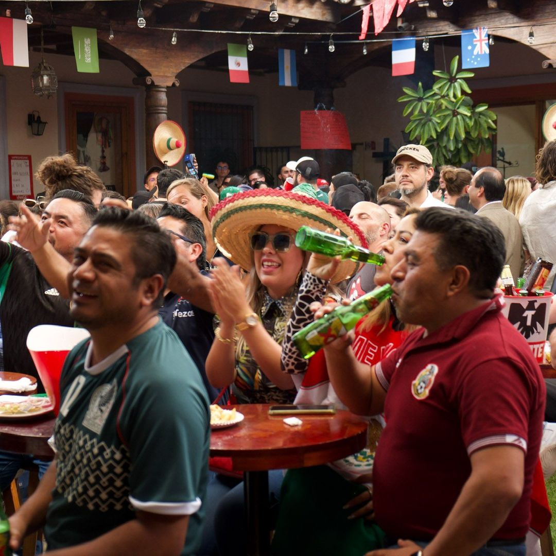 Aficionados observan partido de la Seleción Mexicana en un restaurante.